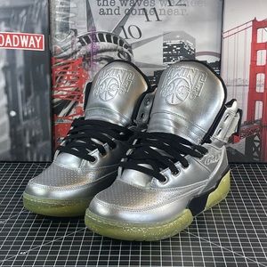 Patrick Ewing 33 High Top Silver Basketball Shoe 1EW90148-057 Sz 8.5 US NEW